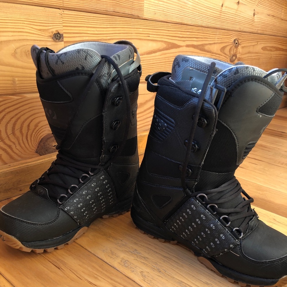 Thirty two snowboard boots — men’s